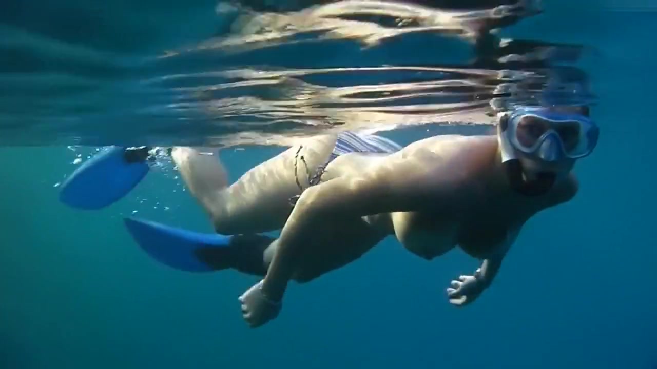 Topless unter Wasser