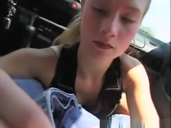 Girl Gives Great Head In Car