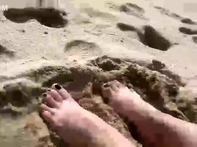 Pies En La Playa -- Feet On The Beach