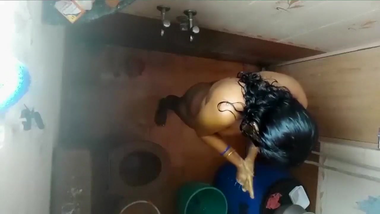 Indian Bhabhi Shaving Pussy