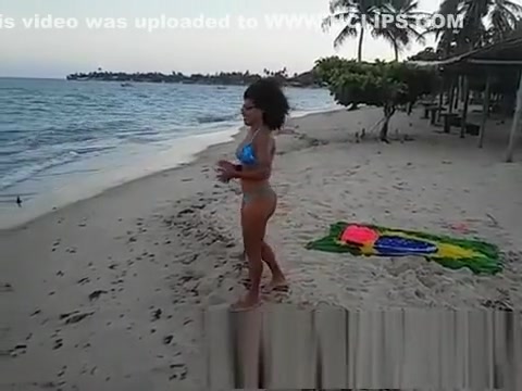 De Bikini Sexy Mulata Mostra Bunda Linda Demais Na Praia