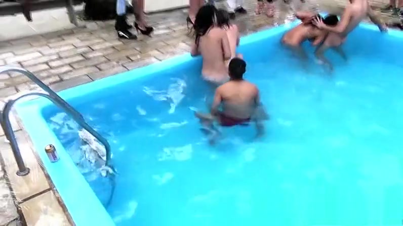 Safadas nuas bêbadas na piscina