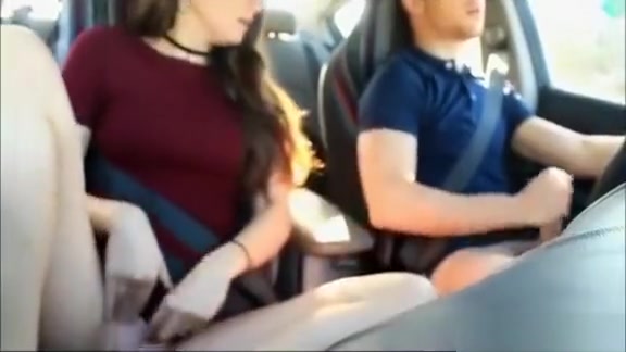 Lui guida mentre la fidanzata succhia e si tocca