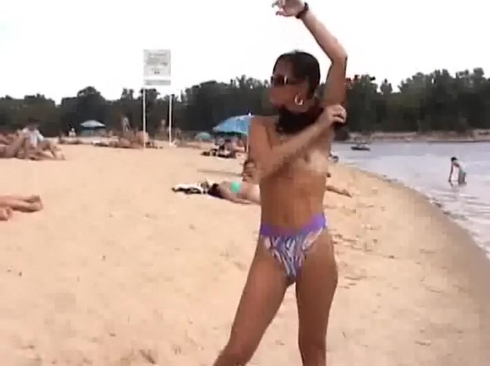 Skinny and whorish hottie gets full in nature's garb at the beach