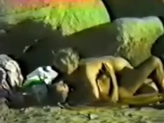 Sucks and rides rod of her new lover at the beach
