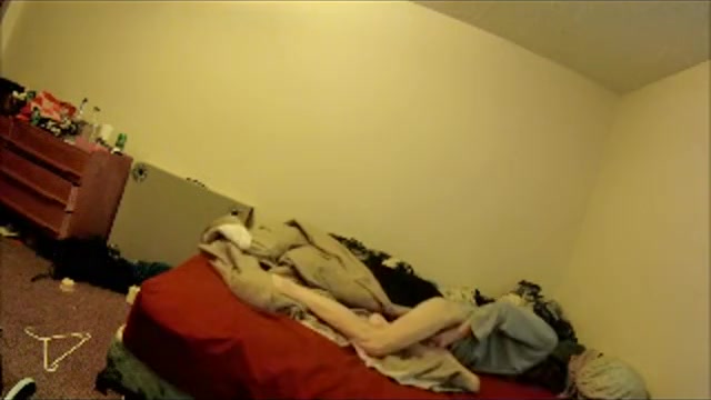 Skinny teen masturbates in her bed