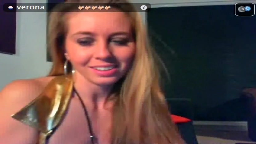 Webcam blonde toys her shaved pussy