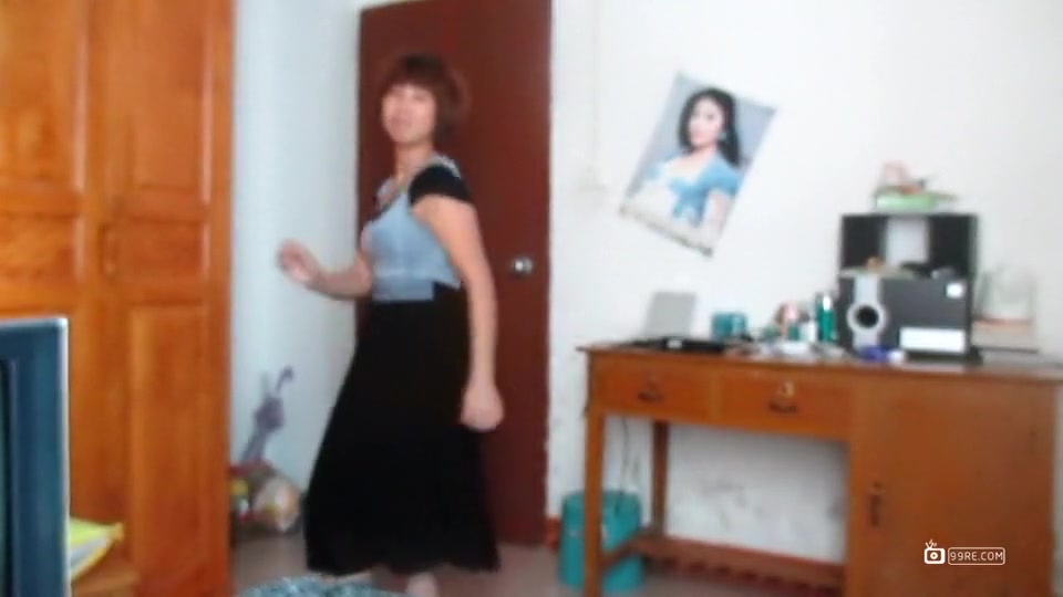 chinese old mother dancing