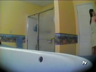 Voyeur clip shows a teen in bathroom