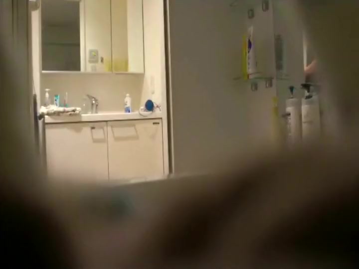 hot girl bathroom hiddencam