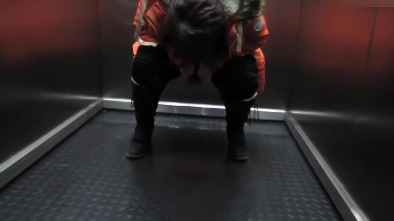 Skandal voll im Aufzug gepinkelt