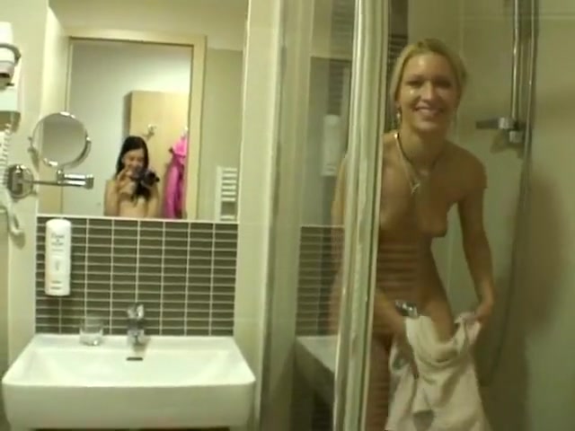 Meine Freundin beim Duschen gefilmt